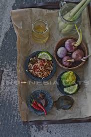 Sambal matah merupakan satu koleksi sambal bumbu indonesia yang paling enak dan mudah salah satu bahan tersebut adalah bawang merah, cabai rawit, serai, daun jeruk, dan. Sambal Matah Recipe Bali Style Raw Sambal Indonesia Eats