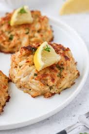 keto maryland crab cakes with sauce