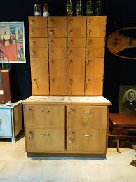 Meuble à tiroirs réalisé à partir d'éléments anciens de style industriel. Tri Postal Ancien En Bois Factory Vintage