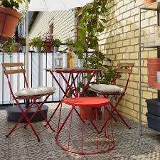Multifunctional storage furniture creates a seating area as well as a place to store your belongings. Balkon Oase Zum Wohlfuhlen Schaffen In 2020 Small Outdoor Spaces Outdoor Dining Set Wooden Outdoor Furniture