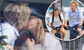 Jun 10, 2021 · actor owen wilson explains the timeline of the new series loki, saying it started from where avengers: Owen Wilson The Butterscotch Stallion Shares A Kiss With On Again Girlfriend Caroline Lindqvist Daily Mail Online