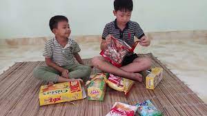 Cùng anh trai khui bánh kẹo tết ăn thỏa thích | Quang Minh Nguyễn - YouTube