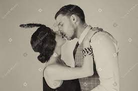 Фото Хорошо одетые мужчина и женщина целуются и обнимаются