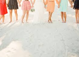 Zu einer hochzeit kommen die gäste normalerweise in schicken kleidern und anzügen. Hochzeit Am Strand 5 Mogliche Outfits Fur Die Gaste
