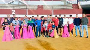 El torero sevillano, Juan Ortega, ofreció una clase magistral a los alumnos  de la Escuela Taurina de Utrera: UTRERAWeb. Noticias de Utrera