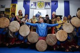 Contohnya seperti drum dan marakas. 10 Jenis Alat Musik Aceh Dari Yang Dipukul Hingga Digesek