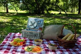 Whether your yard has a patio, a deck, or is all grass, a classic picnic table is an easy way to create an outdoor dining area. Picknick Diese Sachen Gehoren In Den Korb Web De