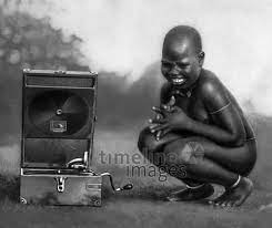 Lachende nackte schwarze Frau for einem Grammophon mit dem 'His master's  voice' Logo - Fotocommunity Timeline Images