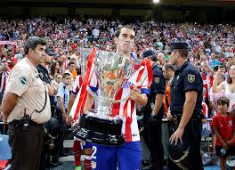 El atlético de madrid ha logrado volver a ser campeón de la liga. Club Atletico De Madrid El Campeon Recibio Su Trofeo