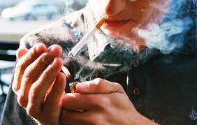 Hút thuốc – Một người hút thuốc càng nhiều thì nguy cơ phát triển ung thư tuyến tụy càng cao.