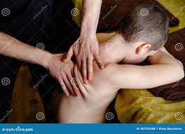 男孩儿童从治疗性按摩中放松按摩师的手库存照片. 图片包括有肌肉, 一个, 治疗, 治病, 按摩师- 182795308