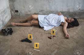遺体の若い女性の女の子が死んだ泥棒の暴力は、放棄の家で床の地面に殺されましたの写真素材・画像素材 Image 125426290