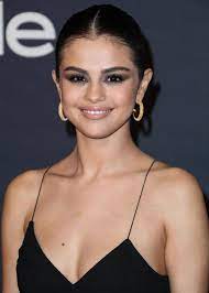 Selena gomez steckbrief größe