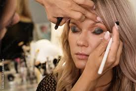 makeup artist makeup apply eyeshadow