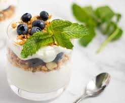 blueberry and granola yogurt parfait