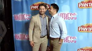 Jonathan bennett y jaymes vaughan. Jonathan Bennett With His Boyfriend Jaymes Waitress Los Angeles Premiere Red Carpet Youtube