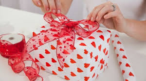 Опаковането на подаръци може да бъде доста стресираща работа. 25 Idei Za Opakovane Na Podarci Za Vlyubeni Rozali Com