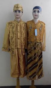 Pakaian adat sunda berdasarkan strata sosial dan keperluan lengkap dengan detail nama pakaian khas adat suku sunda. 7 Pakaian Adat Jawa Barat Yang Terkenal Dan Keunikannya Bukareview