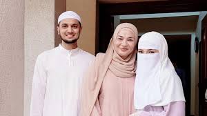 Siti narini jaafar was born to jaafar hj muhamad and uwan senaling hj muhamad. Hijab Fashion Boss Neelofa Is Engaged To Celeb Preacher Pu Riz Coconuts Kl