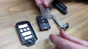 How to Replace Honda Key Fob Battery and Reassemble If It Falls Apart -  YouTube