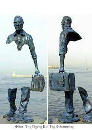 Φίλοι Της Τέχνης Και Της Φιλοσοφίας - Εντυπωσιακό άγαλμα του Γάλλου Bruno Catalano που συμβολίζει το κενό που παράγει στο να είσαι, αναγκασμένος να φύγεις από το σπίτι σου, τη ζωή σου,