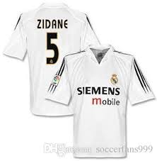 This style now instead can only be observed on the back collar panel. Real Madrid 0405 Kit