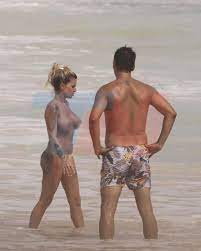 In fraganti: Flor Peña disfrutó de la playa en topless y se relajó junto a  su marido