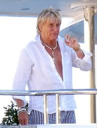 Merry christmas and happy new year 2020 !!! Rod Stewart 75 Wears Flexible New Hairstyle As He Drops Branded Spiky Locks In Croatia Oltnews