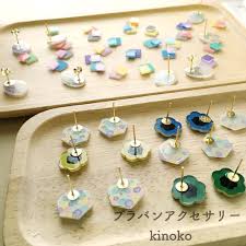 今日は子供の7歳の誕生日 昨夜はペルセウス座流星群を山奥に見に行った 7年前の同じ日にも主人と2人で見に行った所へ 家族が増え4人で行けた事に幸せを感じる shrinkplastic プラバンアクセサリー ハンドメイドアクセサリー ハンドメイド 樹脂ジュエリー