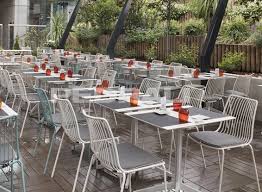 Table de restaurant disponible dans plusieurs coloris et formes. Mobilier De Cafeteria Et De Restaurant Idea Ko