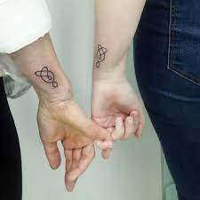 25 tatouages trop mignons qui célèbrent l'amour mère-fille ! | Tatouage  amitié, Tatouage, Coordonnées tatouage