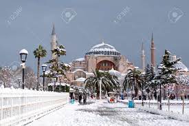 イスタンブールトルコ-2022年1月25日：雪と冬のアヤソフィアの写真素材・画像素材 Image 182806265