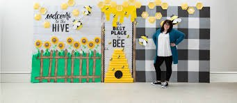 bee clroom door décor idea fun365