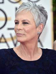 Lift your hair to create even more volume, or make a kind of hat by lifting the bangs and hair at the crown. Jamie Lee Curtis Pixie Gut Silver Gray Hair Short To Mid Length Hairstyles Blue Dres Grey Hair Inspiration Short Grey Hair Short Hair Styles