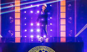 bruno mars performs versace on the
