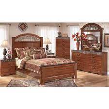 Fairbrooks Estate Queen Poster Bed In