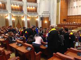 FOTOGALERIE UPDATE Occupy Camera Deputatilor. Parlamentarii USR nu vor sa plece din sala de plen, in semn de protest, pana cand nu se abroga ordonanta/ Sapte parlamentari raman peste noapte in Parlament -
