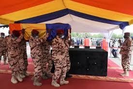 Aux funérailles d'Idriss Déby, Emmanuel Macron joue la carte de la  stabilité au Tchad