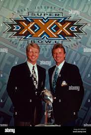 Die Moderatoren des Super Bowl XXX Phil Simms und joe Montana, EE.UU. 90er  Jahre. Los presentadores del Super Bowl XXX, EE.UU. 90 Fotografía de stock  - Alamy
