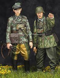This kind of jackets were put on the uniform by german soldiers. Wwii German Grenadier Splinter Camouflage Clothing 2figures Plastic Model Hobbysearch Military Model Store