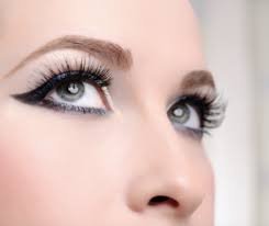 dangers of fake eyelashes eye