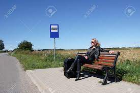 田舎のバス停でベンチに座っている孤独な女性の写真素材・画像素材 Image 15030084