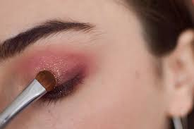 how to wear pink eye makeup from desk