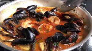 making mussels and shrimp fra diavolo