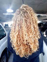 If blonde hair is like everyone's bubbly best friend and curly hair is like everyone's spunky one, being both blonde and curly should be considered nothing less than a beauty power move. Best Hairstyle For A 50 Year Old Woman Long Blonde Curly Hair Blonde Curly Hair Curly Hair Styles Naturally