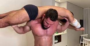 Muscular man lifting - ThisVid.com