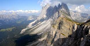 La val gardena è la meta ideale sia per la settimana bianca in inverno che per le vacanze in montagna d'estate. Dolomites Gardenahotels Selva Val Gardena Dolomites