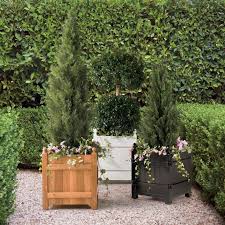 This handmade versailles planter is made in the same manner as the french planters from the 17th century still today these planters are being used throughout the gardens of versaille. Versailles Planter Frontgate