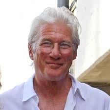 Richard gere as the media mogul max with billy howle as caden in bbc two's motherfatherson. Richard Gere Sein Drittes Kind Ist Da Gala De