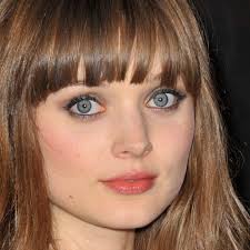 Square face hairstyles hairstyles with bangs hairstyle ideas straight hairstyles small forehead hairstyles hairstyles 2018 side fringe hairstyles cowlick hairstyles the list has 7 fun hairstyles for women with small foreheads. Haircut For Small Face Best Hairstyles For A Small Forehead And Face The Skincare Edit